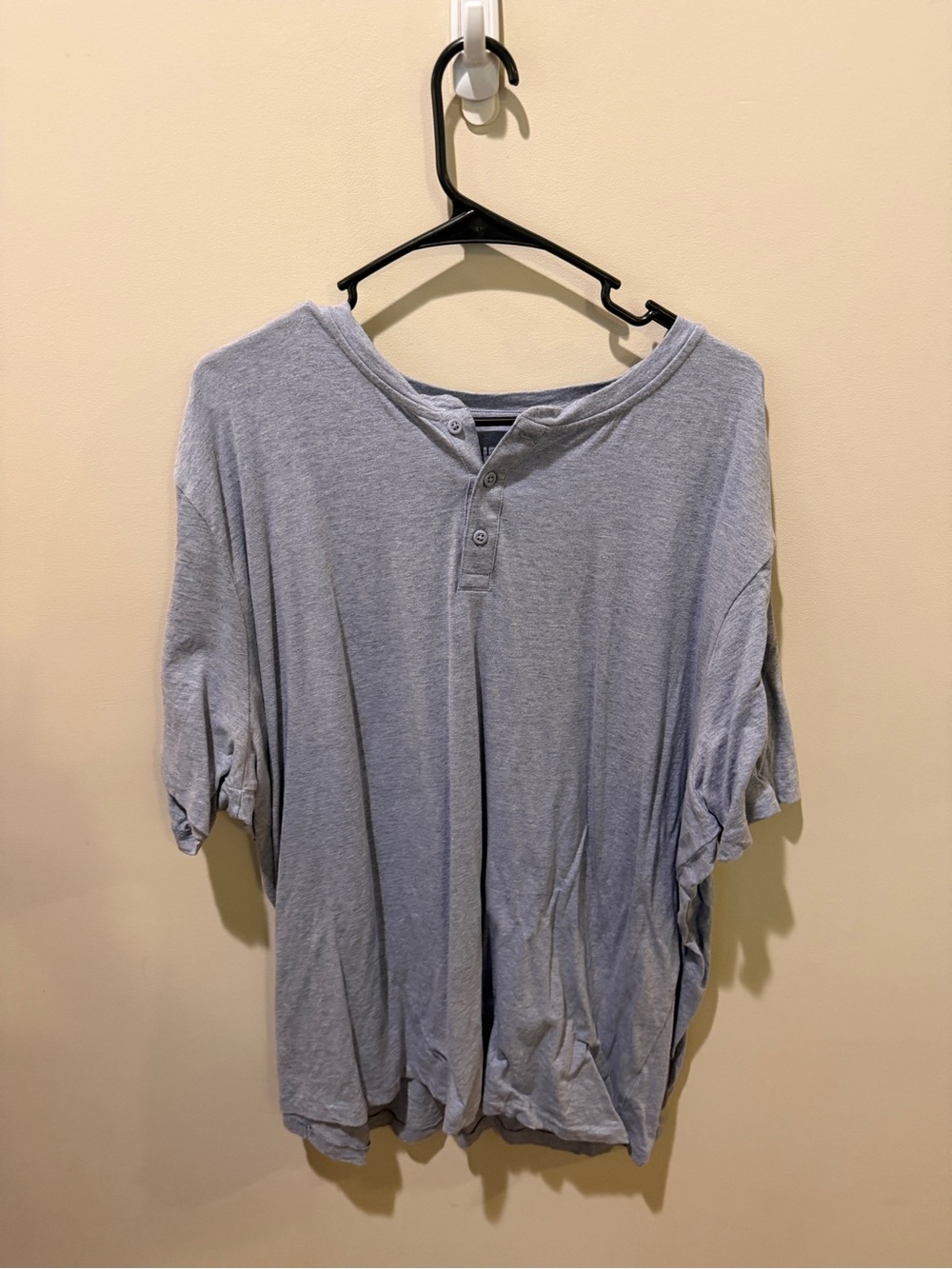 Casual Men's Short-Sleeve Henley Tee in Light Gray